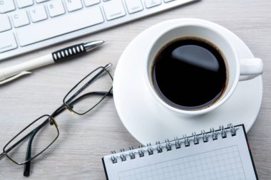 beyaz fincan sade kahve, Gözlük, klavye üstünde okul sırası