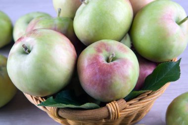 taze elma sepeti gri bir ahşap zemin üzerine yakın çekim