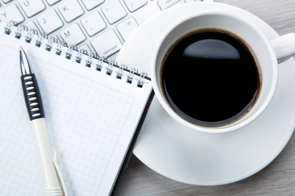 Weiße Tasse Schwarzen Kaffee Mit Schaum Stift Tastatur Auf Dem — Stockfoto