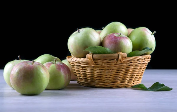 Frische Äpfel Einem Korb Auf Einem Holztisch Vor Schwarzem Hintergrund — Stockfoto