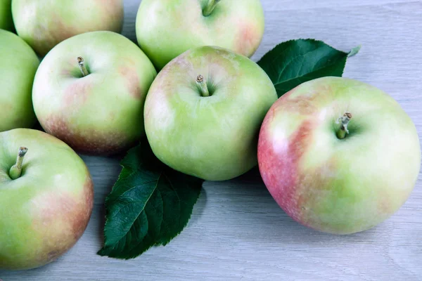 Frische Äpfel Auf Grauem Holzgrund Nahaufnahme — Stockfoto