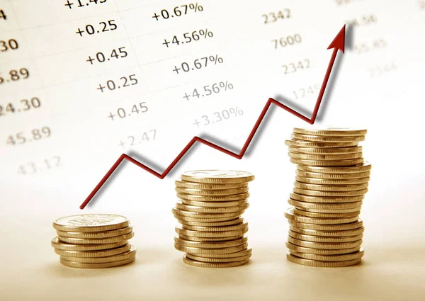Tre Stakke Mønter Med Rødt Diagram Fremskridt Tæt - Stock-foto