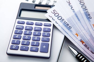 iş natürmort bir hesap makinesi ve a bohça-in 500 Euro banknot yakın çekim