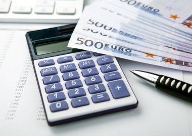 iş natürmort bir hesap makinesi ve a bohça-in 500 Euro banknot yakın çekim