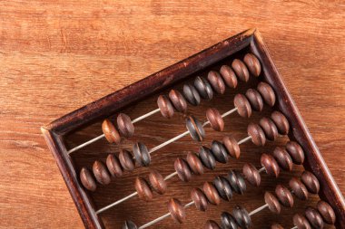 arka plan olarak ahşap bir masa üzerinde Antik abacus yakın çekim