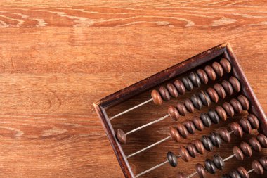 Abacus bir arka plan olarak ahşap bir masa üzerinde Kapat
