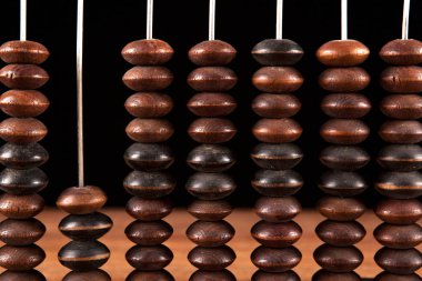 eklemleri siyah bir zemin üzerine bir tablo ile antika abacus yakın çekim