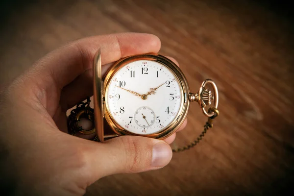 Ahşap Arka Plan Üzerinde Bir Vintage Altın Cep Saati Yakından — Stok fotoğraf
