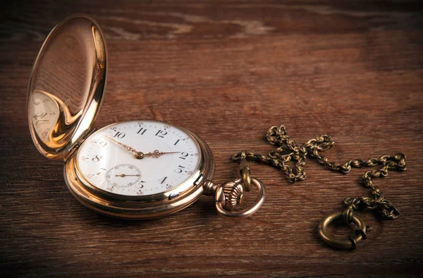 Bir Antika Altın Cep Saati Ahşap Bir Masaya Yatıyor Yakın — Stok fotoğraf