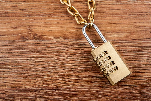 Candados Latón Con Una Cadena Oro Sobre Fondo Madera Vista —  Fotos de Stock