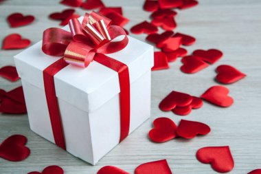 bir beyaz hediye kutuları gri bir arka plan ve tekstil kalp şekilleri üzerinde Kapat