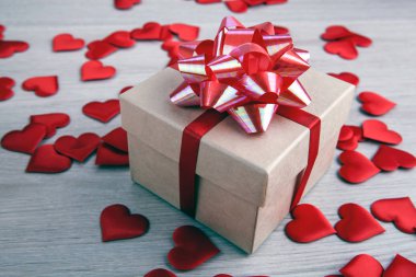 hediye kutusu gri bir arka plan ve tekstil kalp şekilleri yakın çekim