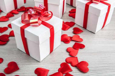 Beyaz hediye kutuları gri bir arka plan ve tekstil kalp şekilleri üzerinde Kapat