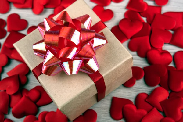 Geschenkschachteln Auf Dem Hintergrund Textiler Herzformen Von Oben — Stockfoto