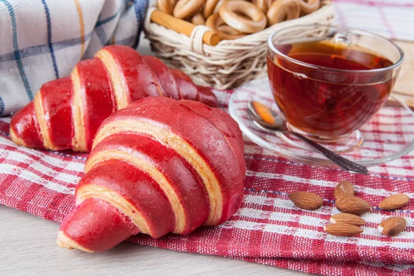 Croissants Avec Glaçure Fruits Une Autre Cuisson Une Tasse Thé — Photo