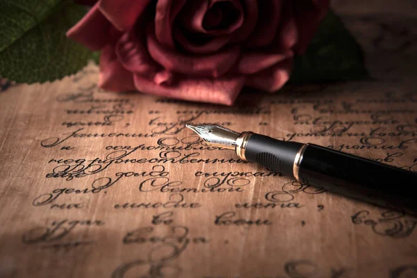 Πένα Για Την Επιστολή Κείμενο Και Κόκκινο Τριαντάφυλλο Κοντά — Φωτογραφία Αρχείου
