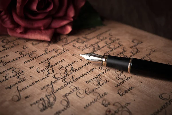 Stylo Plume Sur Lettre Avec Texte Rose Rouge Gros Plan — Photo