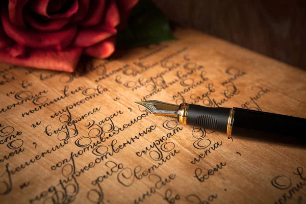 信上有文字的钢笔和红玫瑰特写 — 图库照片