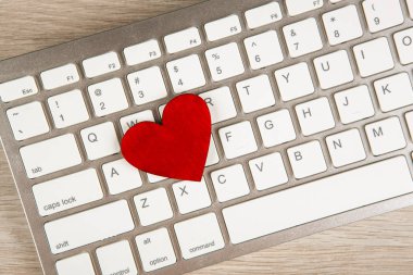 Beyaz klavye üstten görünüm üzerinde kırmızı kalp