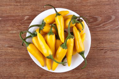 sarı taze biber biber ahşap arka plan üst plaka meyvelerini göster