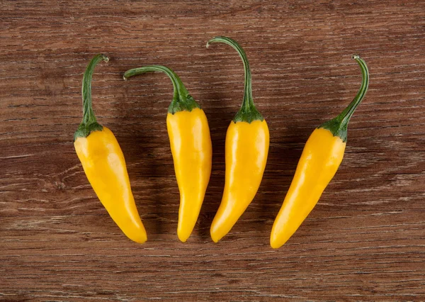 Vier Vruchten Van Gele Verse Chili Peper Bovenop Een Stilleven — Stockfoto