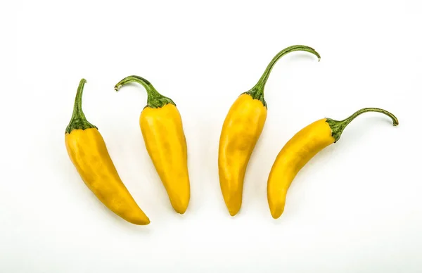Quatro Frutos Pimentão Fresco Dourado Fundo Branco Ainda Vida Vista — Fotografia de Stock