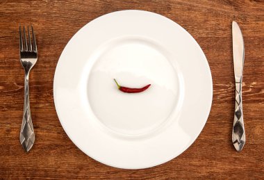 Mutfak Masa üstü görüntüsü üzerinde beyaz bir plaka üzerinde küçük kırmızı biber