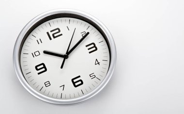 Beyaz arka planda siyah rakamlar ile beyaz saat yüzünü