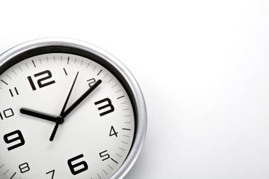 Beyaz arka planda siyah rakamlar ile beyaz saat yüzünü