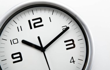 Beyaz arka planda siyah rakamlar ile beyaz saat yüzünü