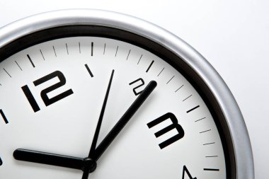 Beyaz arka planda siyah rakamlar ile beyaz saat yüzünü