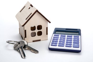 ahşap minyatür ev kapı tuşları ile ve bir hesap makinesi kapat