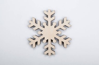 Kış gri arka plan üstten görünüm üzerinde bir sembolü olarak ahşap kar tanesi