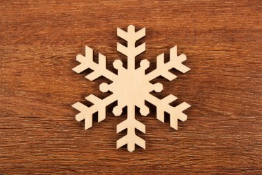 Kış ahşap arka plan üstten görünüm üzerinde bir sembolü olarak ahşap kar tanesi