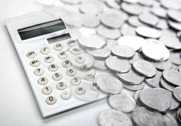 Gran Calculadora Blanca Con Monedas Rublo Ruso Cerca —  Fotos de Stock
