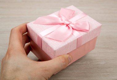 güzel pembe hediye kutusu ahşap arka plan üzerinde Kapat