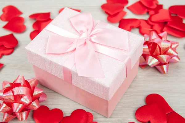 Ροζ Δώρο Κουτί Σχήματα Καρδιών Κλωστοϋφαντουργίας Κοντινό Πλάνο — Φωτογραφία Αρχείου