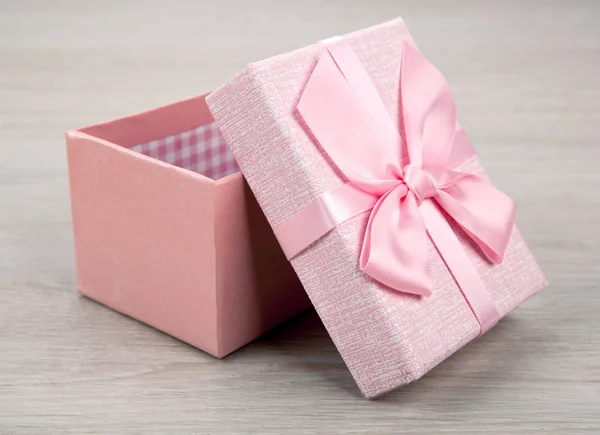 Aprire Scatola Regalo Rosa Sfondo Legno Vicino — Foto Stock