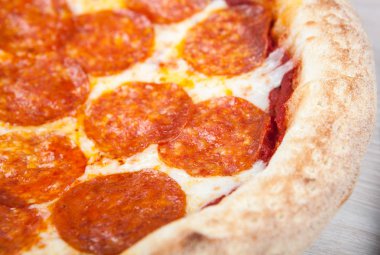 taze sıcak biberli pizza sosis ile yakın çekim