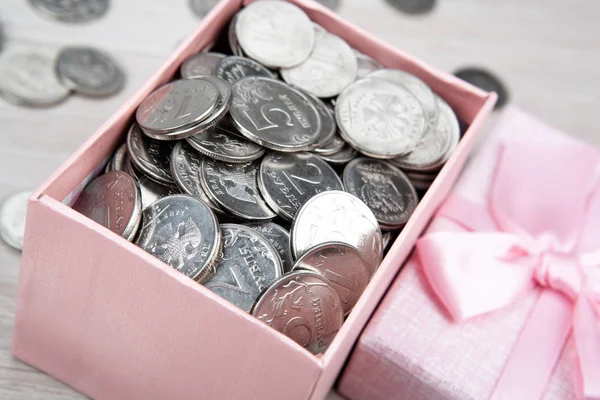 Abrir Caja Regalo Rosa Con Monedas Rublo Ruso Cerca — Foto de Stock