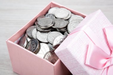 açık pembe hediye kutusu ile Rus Rublesi sikke yakın çekim