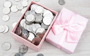 üstten görünüm açık pembe hediye kutusu ile Rus Rublesi paralar
