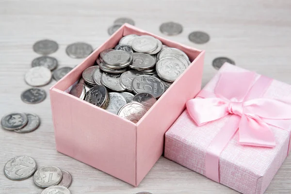 Abrir Caja Regalo Rosa Con Monedas Rublo Ruso Cerca — Foto de Stock
