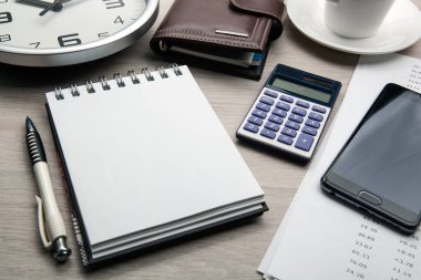 bir not defteri, bir akıllı telefon, bir saat, bir fincan kahve, bir hesap makinesi iş natürmort 