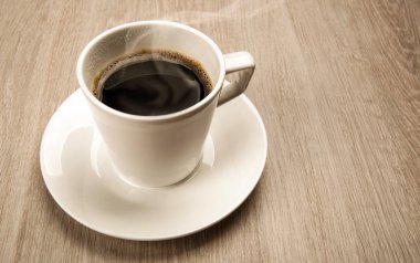 kahve, fasulye ve tarçın bir siyah arka plan üzerine bir fincan kahve hala hayattan yakın çekim