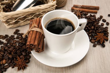 kahve bir fincan kahve, fasulye ve tarçın çubuğu üzerinden natürmort