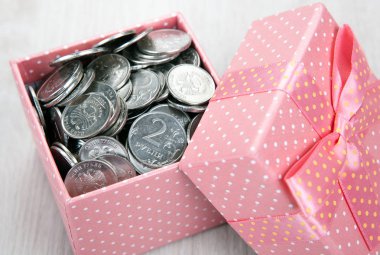 açık pembe hediye kutusu ile Rus Rublesi sikke yakın çekim