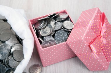 açık pembe hediye kutusu ile Rus Rublesi sikke ve paralar ile bir çanta kapat