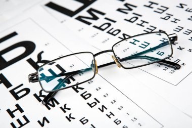 gözlüklü Rus belirlemek için bir yazı ile masada gözlük