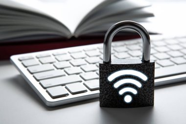deskto üzerinde bilgisayar klavyesi ile passwrod wi-fi ile asma kilit